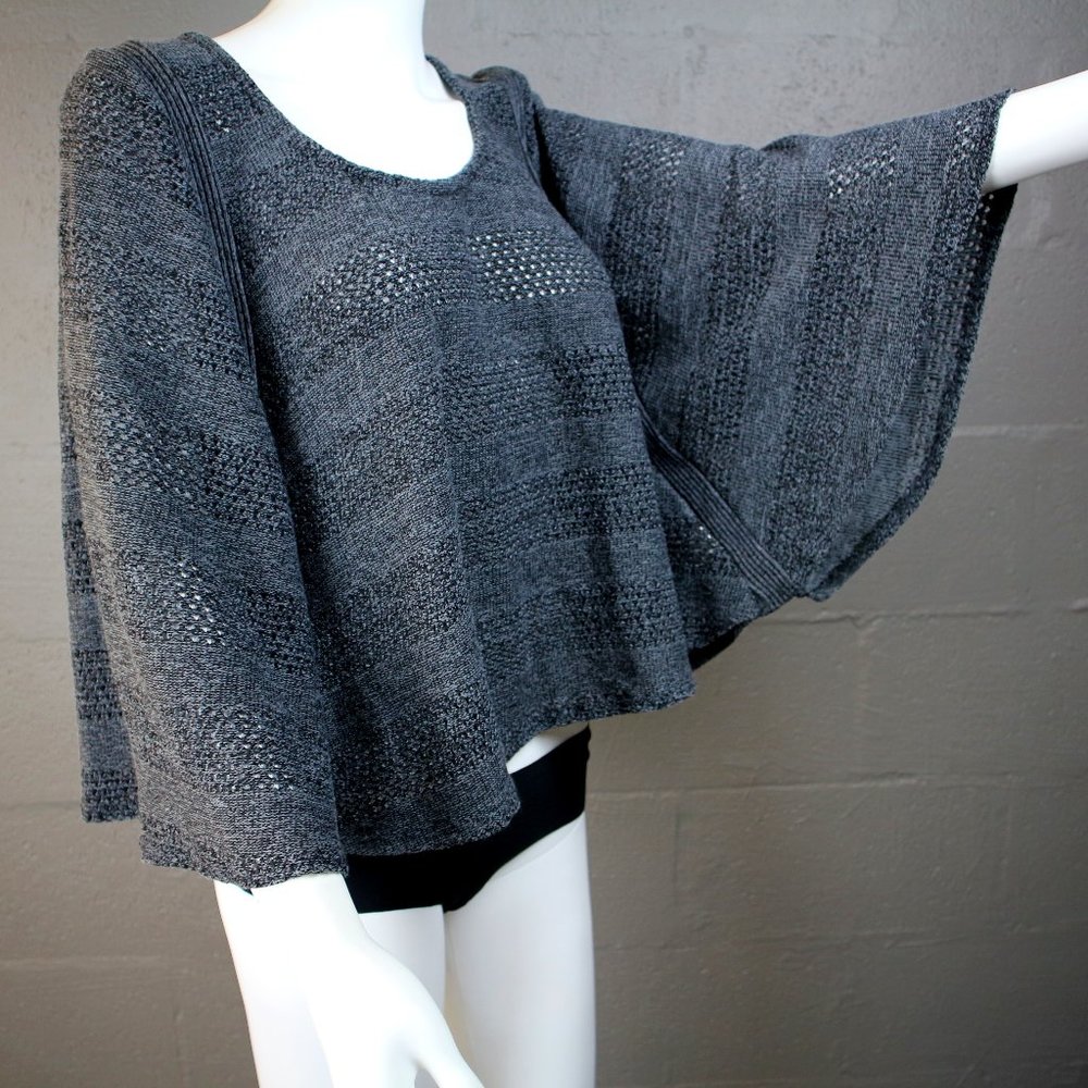 Willow & Clay scoop neck Batwing Sweater Gray textured Cropped
